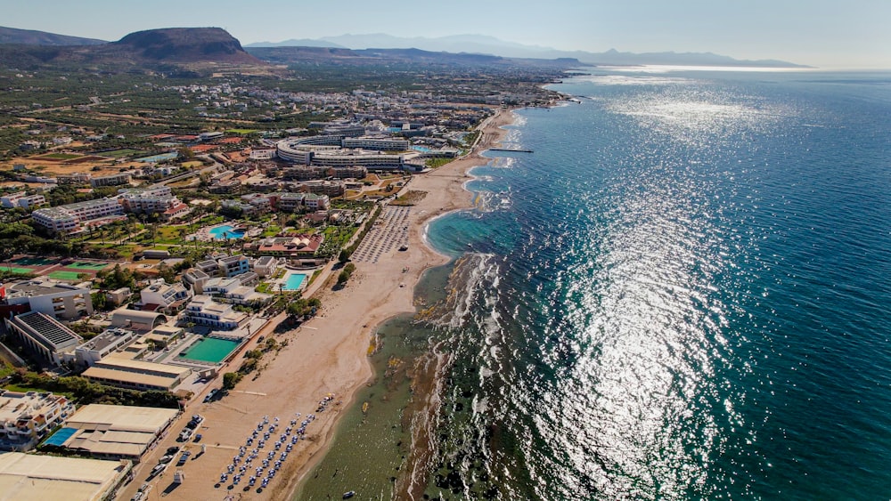 Vista aérea de la ciudad cerca del cuerpo de agua durante el día