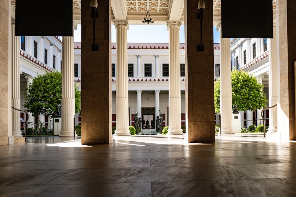 Edificio de hormigón marrón durante el día