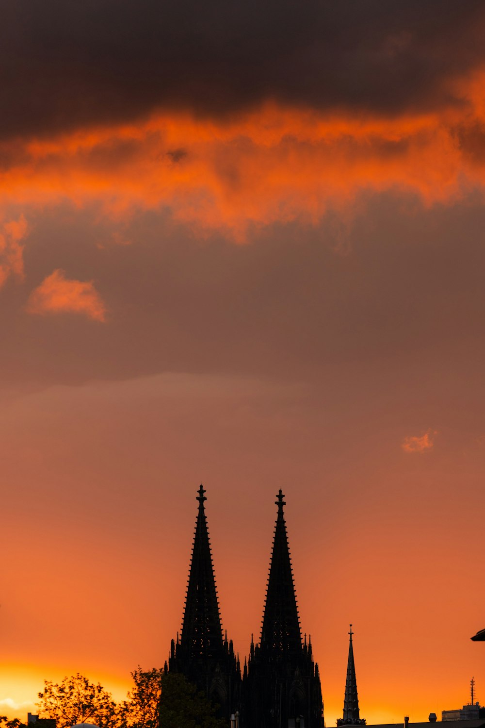 Eiffelturm unter blauem Himmel