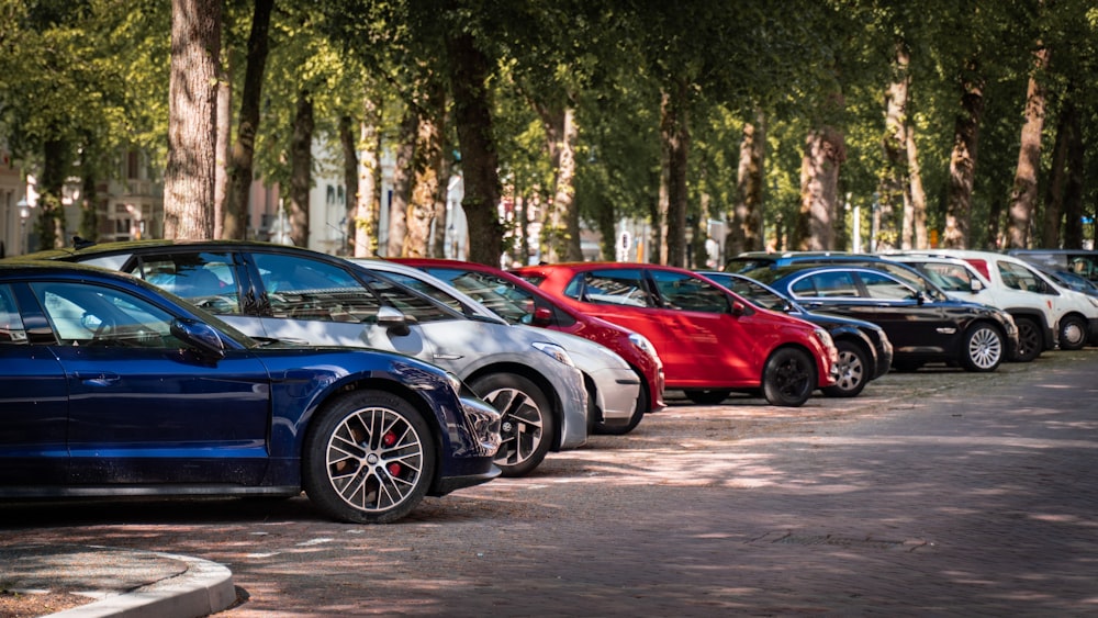 Auto sportiva blu e rossa su strada durante il giorno