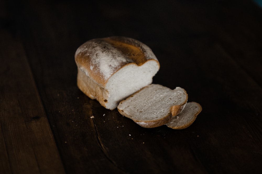 brauner und weißer Pilz auf schwarzem Holztisch