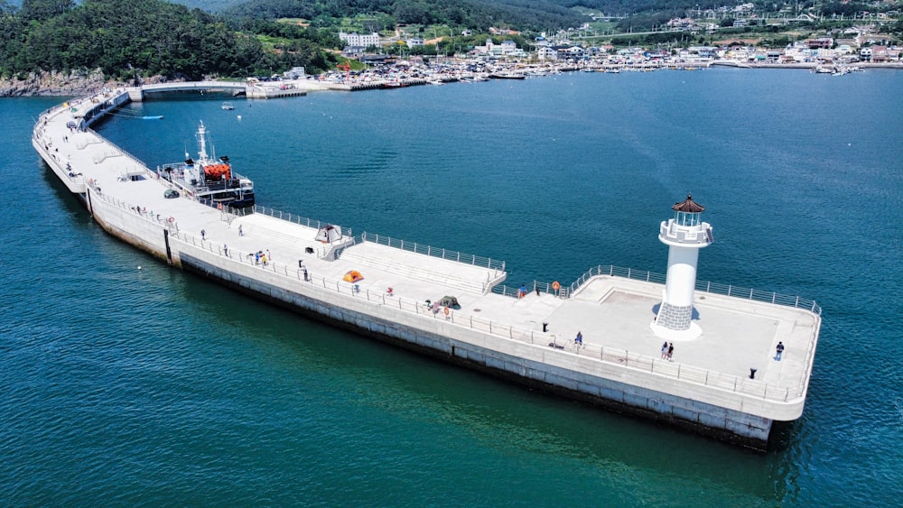 nave bianca sul mare durante il giorno