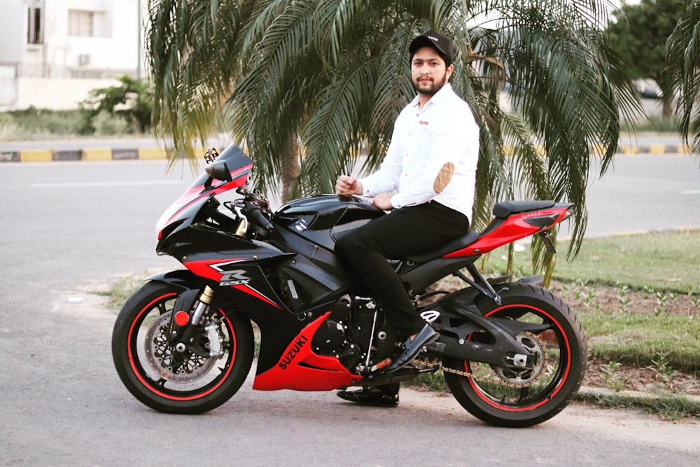 Homme en chemise blanche faisant du vélo de sport rouge et noir photo –  Photo Pakistan Gratuite sur Unsplash