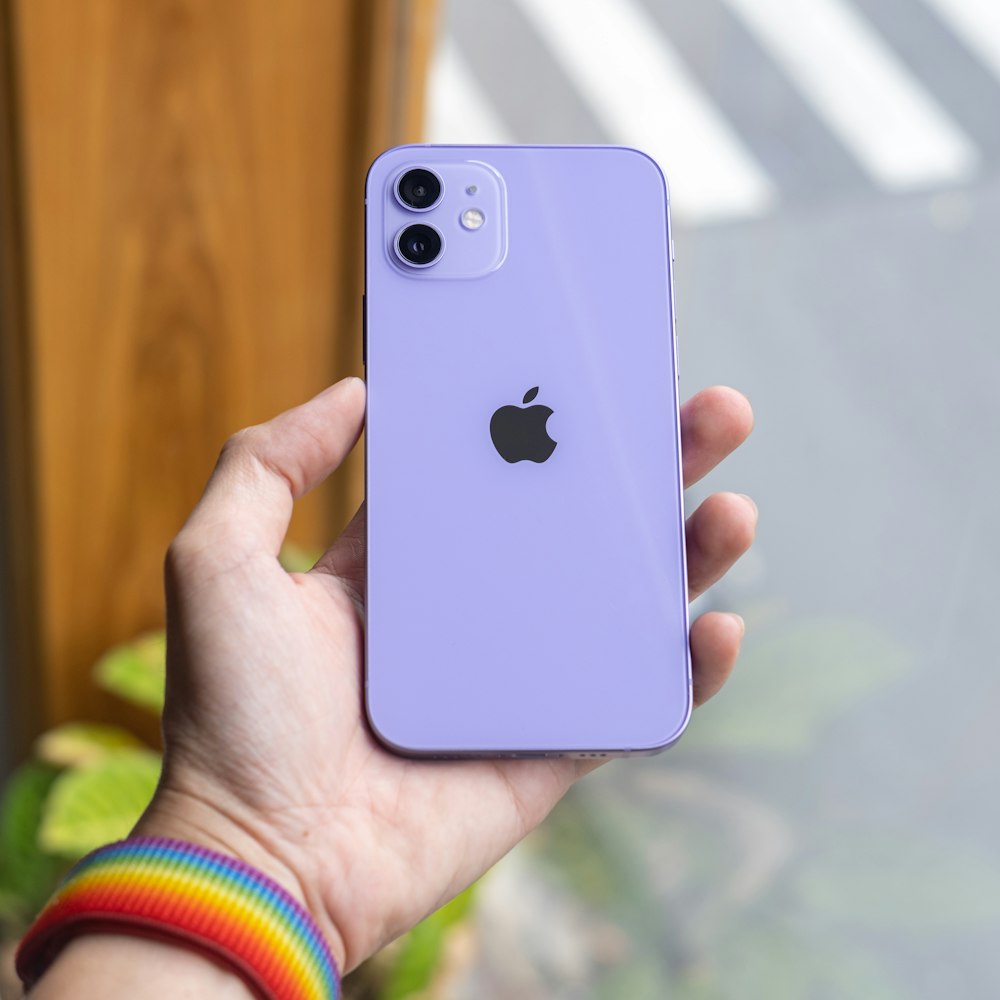 Personne tenant un iPhone 5 C bleu