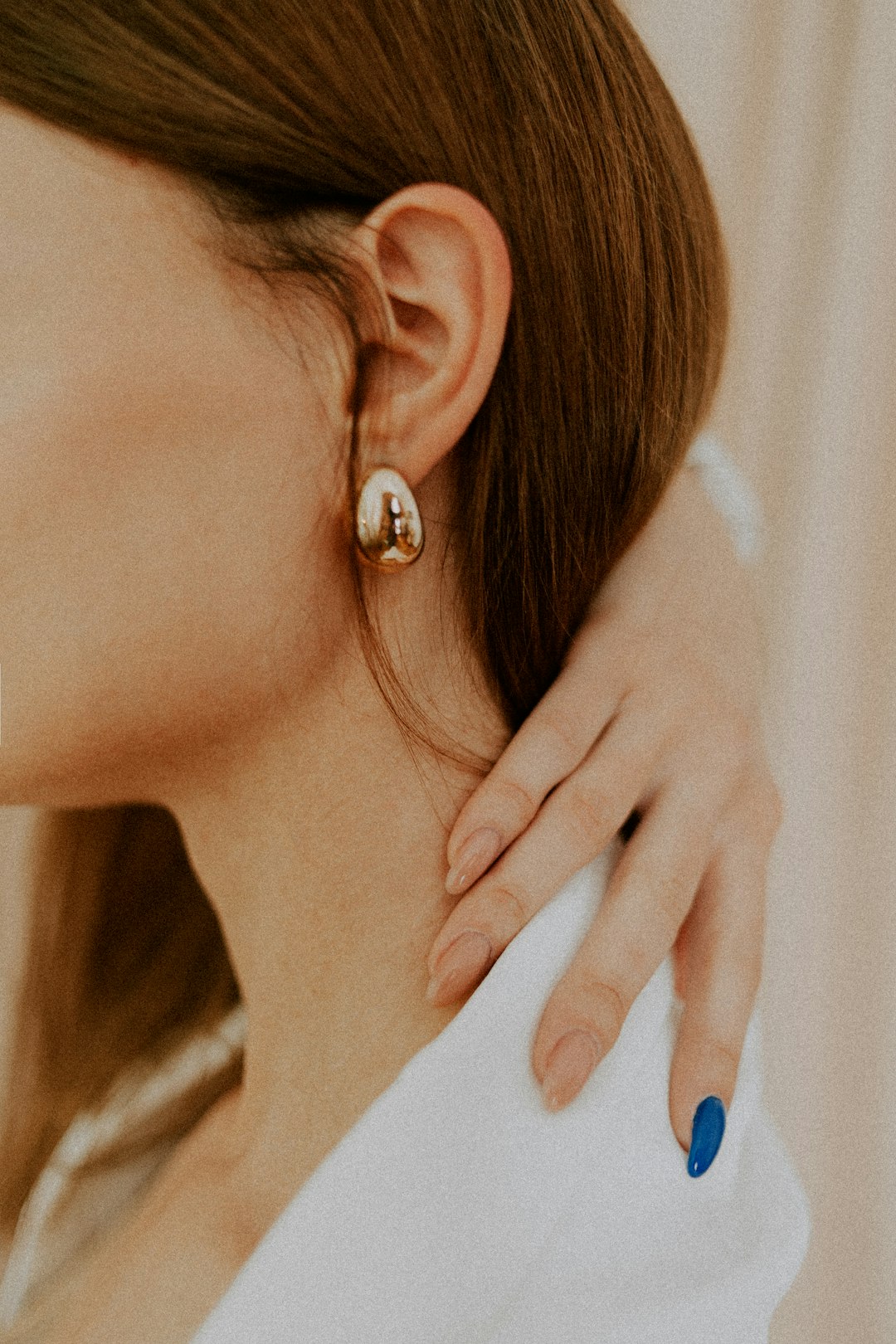 woman wearing silver diamond stud earring