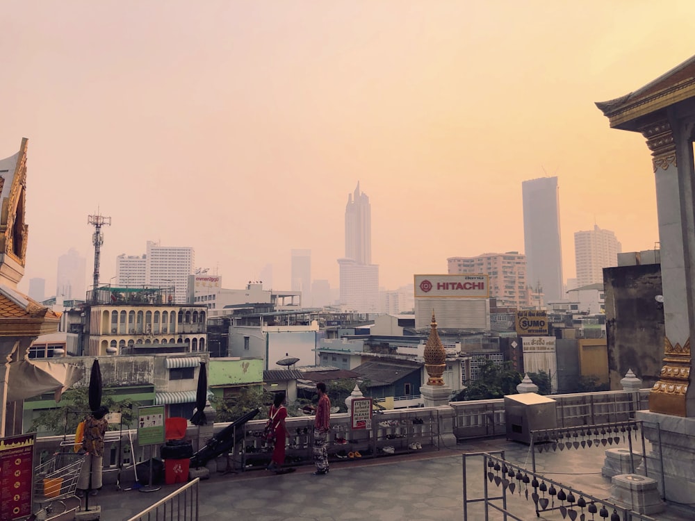 edifícios da cidade sob o céu branco durante o dia