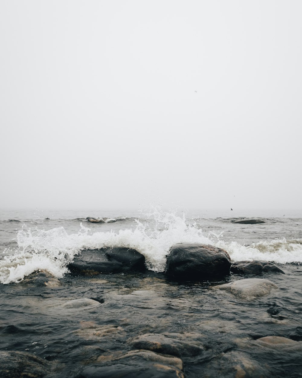 ocean waves crashing on rocks during daytime