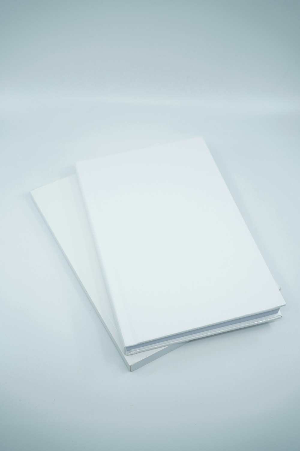 Papel de impresora blanco sobre superficie blanca
