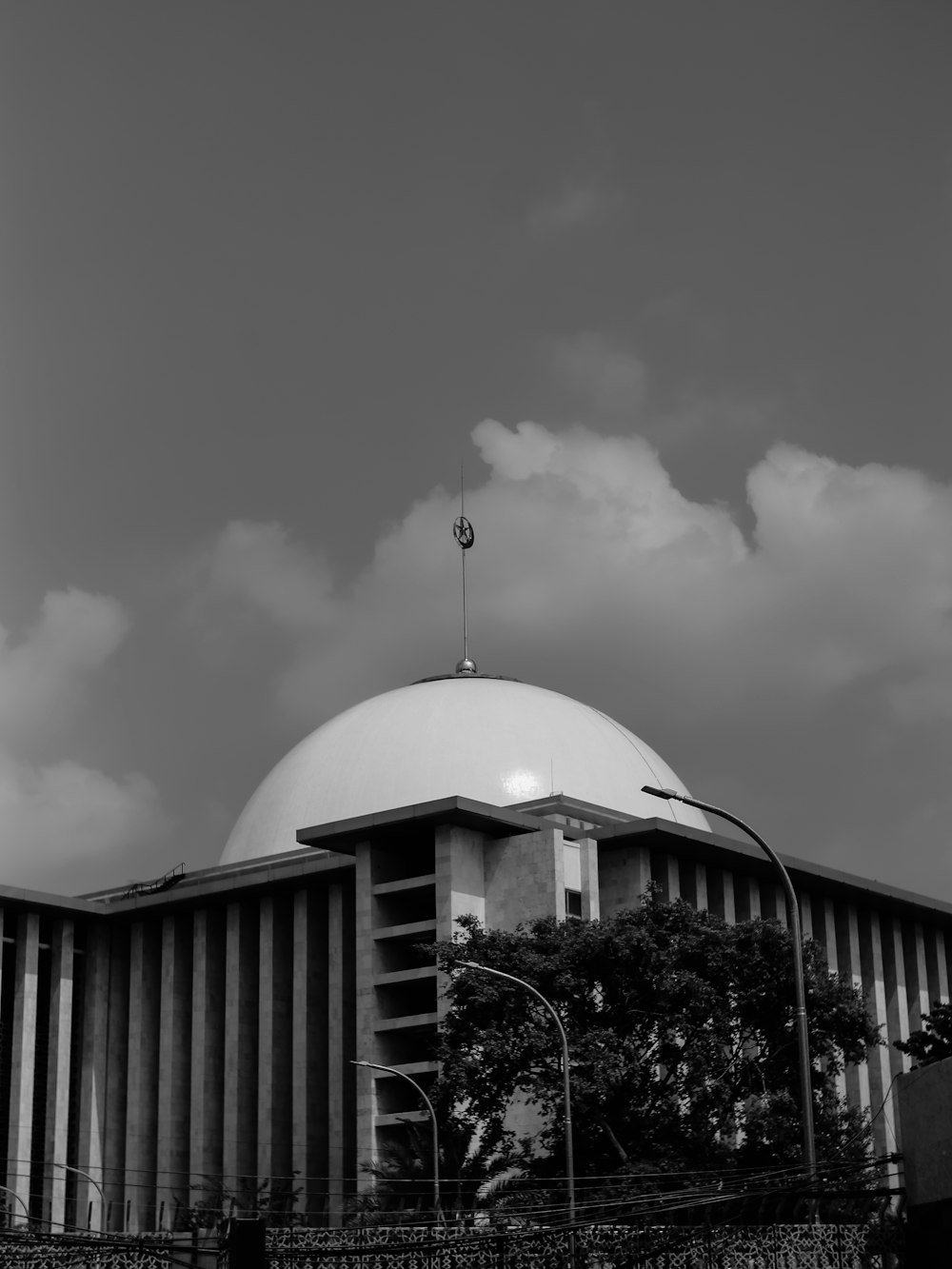 Foto en escala de grises del edificio de la cúpula