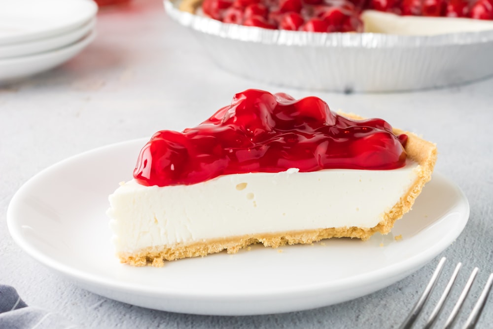 Gâteau rouge et blanc sur plaque de céramique blanche