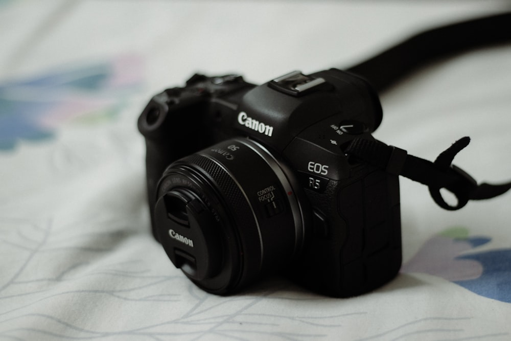 Appareil photo reflex numérique noir Nikon sur textile blanc