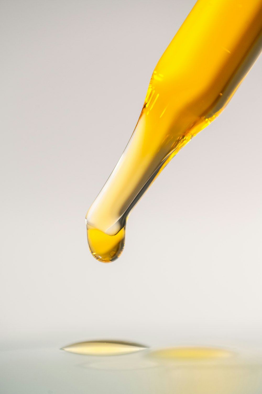 bottiglia di vetro gialla e bianca