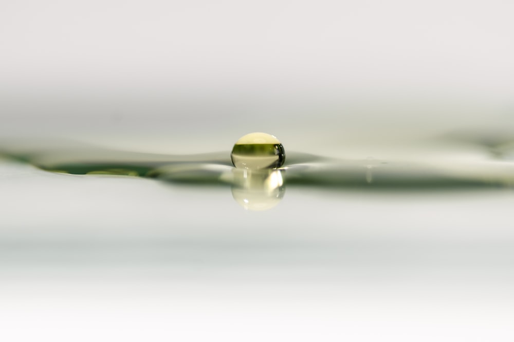クローズアップ写真の透明なガラスの水滴