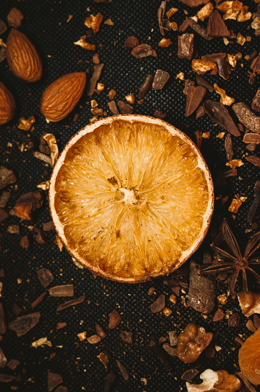 Fruta redonda marrón sobre suelo marrón