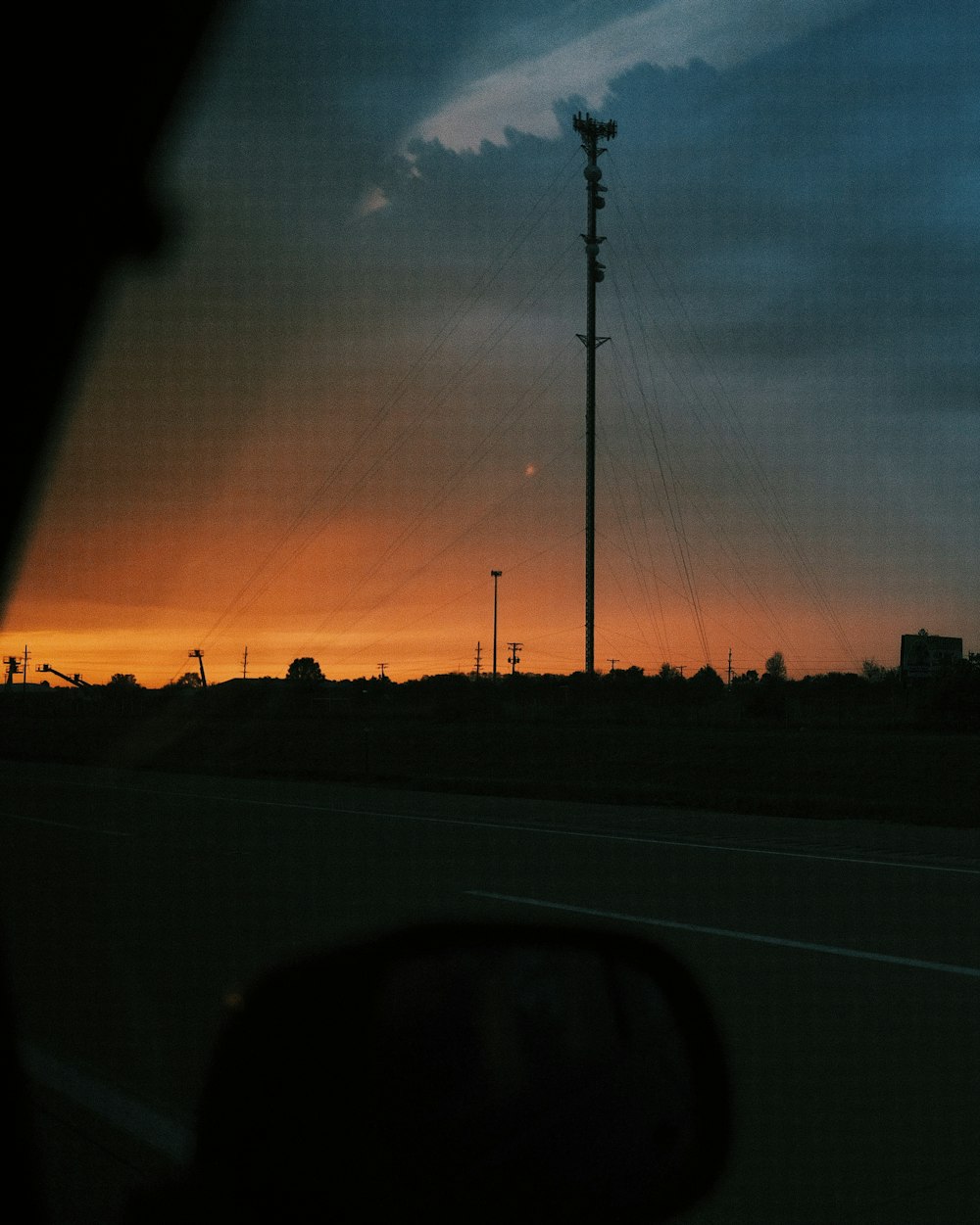 silhouette de poteau électrique pendant le coucher du soleil