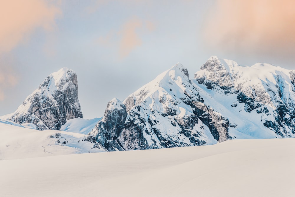 montanha coberta de neve sob o céu cinzento