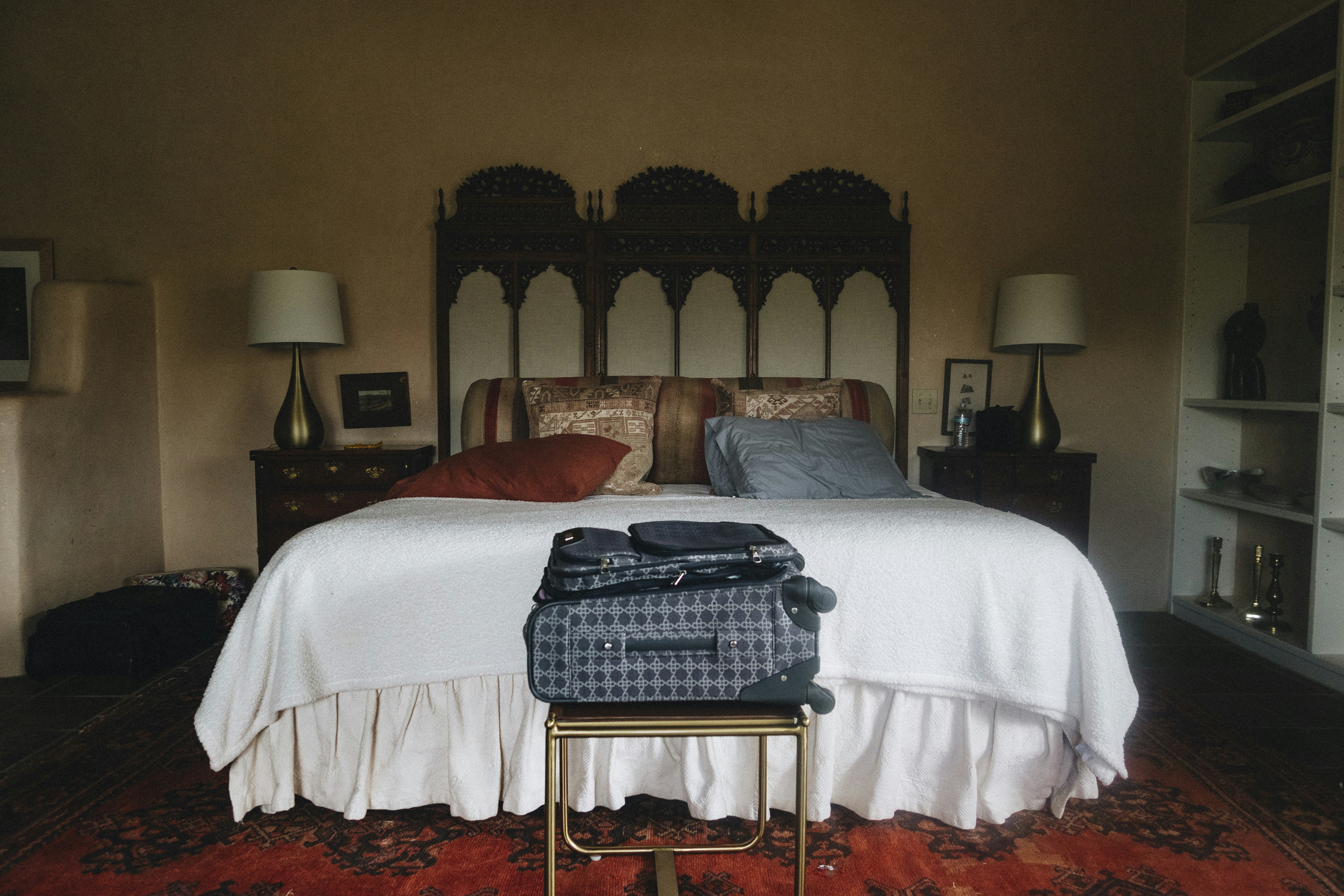 Chambre Safra Dar Zemora — décor contemporain, coffre Zouak peint à la main