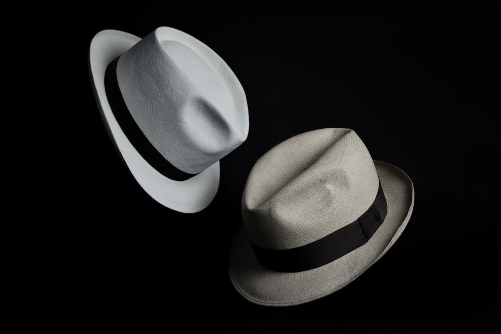 cappello da cowboy bianco su sfondo nero