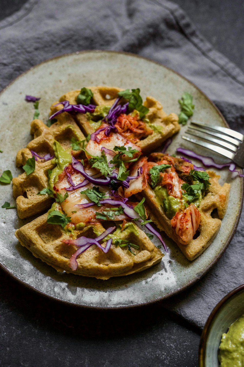 Pizza con verduras y carne en plato redondo