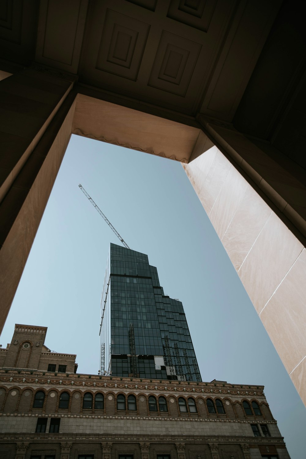 Fotografía de ángulo bajo de edificios de gran altura