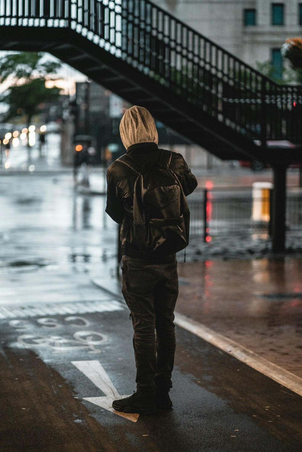 Femme en veste marron et pantalon noir debout sur la route pendant la nuit  photo – Photo Humain Gratuite sur Unsplash