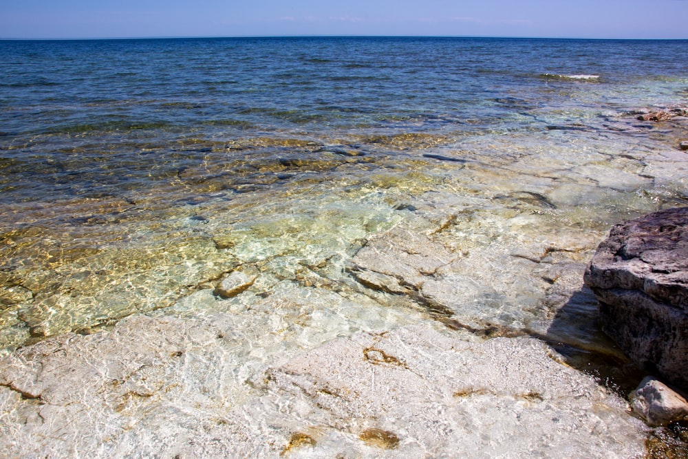 plan d’eau sous le ciel bleu pendant la journée