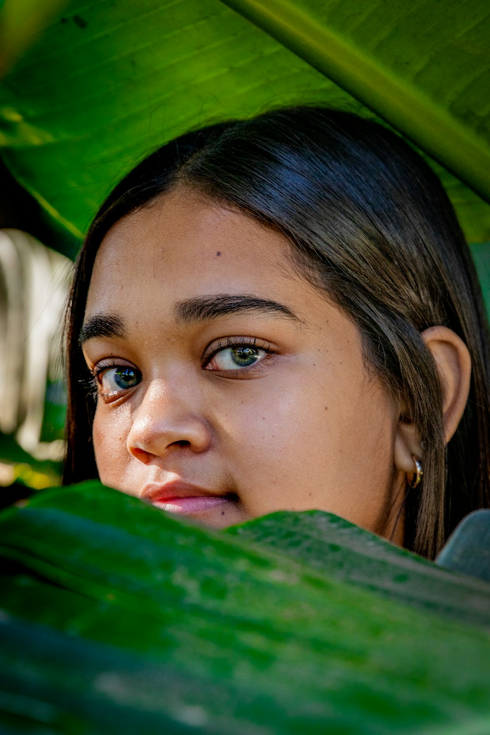 cara de mujer en hoja verde