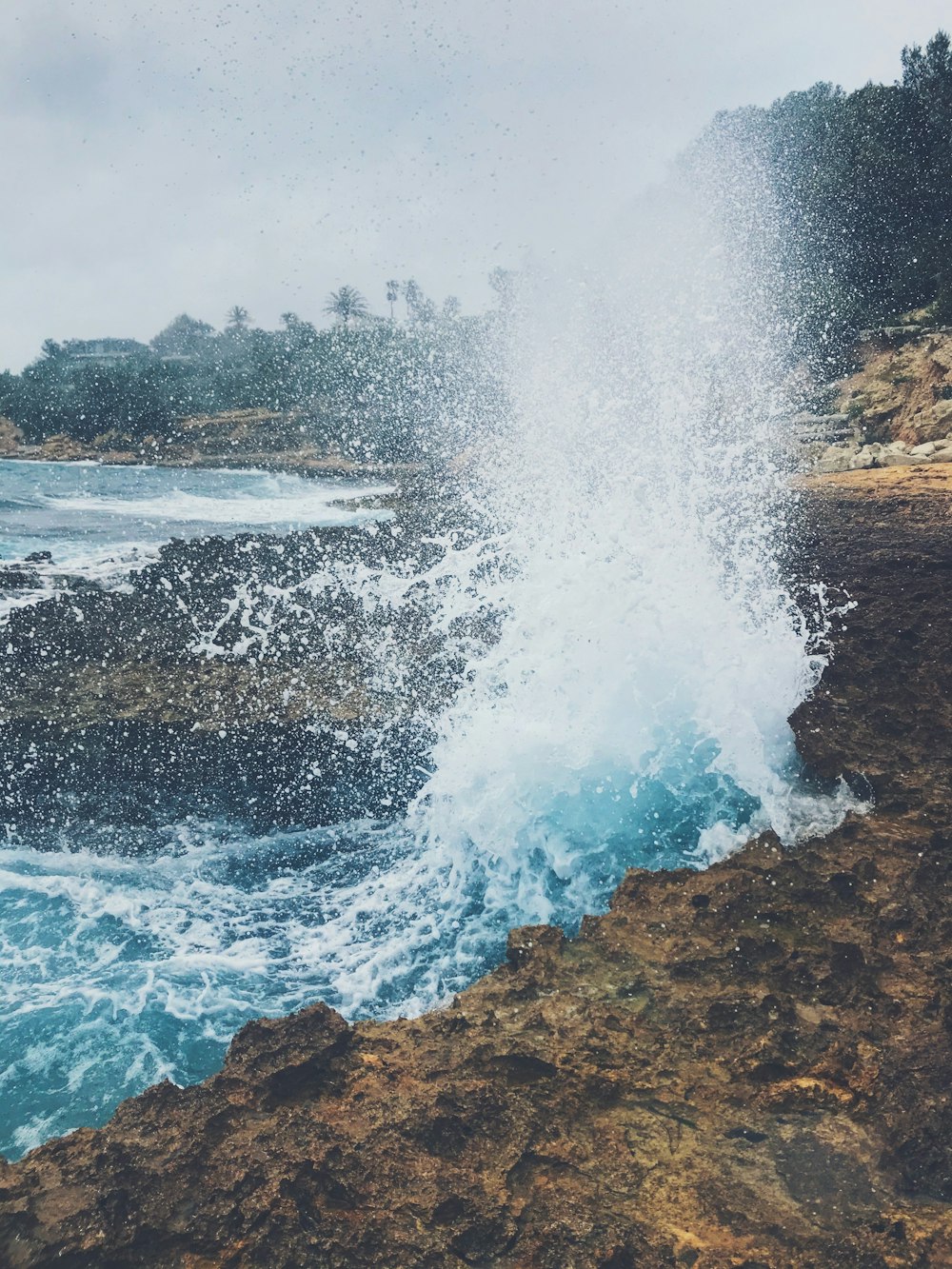 ocean waves crashing on shore during daytime