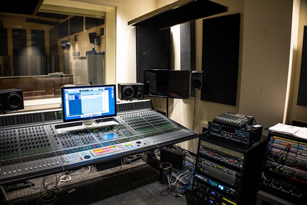 Laptop und Audioequipment auf dunklem Tisch