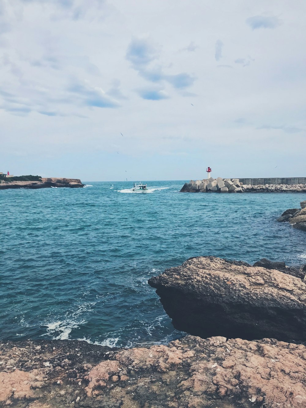 Gente en la playa durante el día