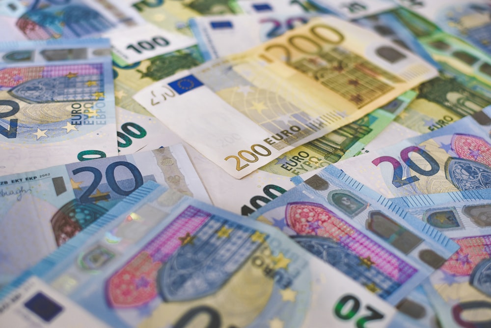 20-Euro-Schein auf braunem Holztisch