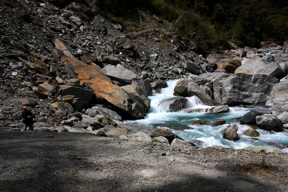 L’eau tombe sur le rivage rocheux pendant la journée