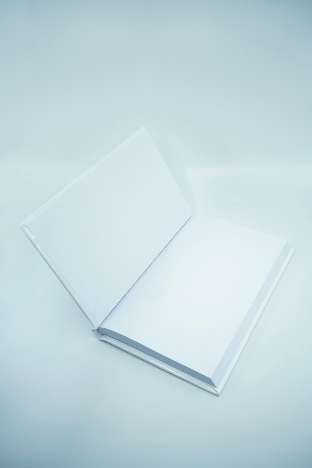 papier d’imprimante blanc sur surface blanche