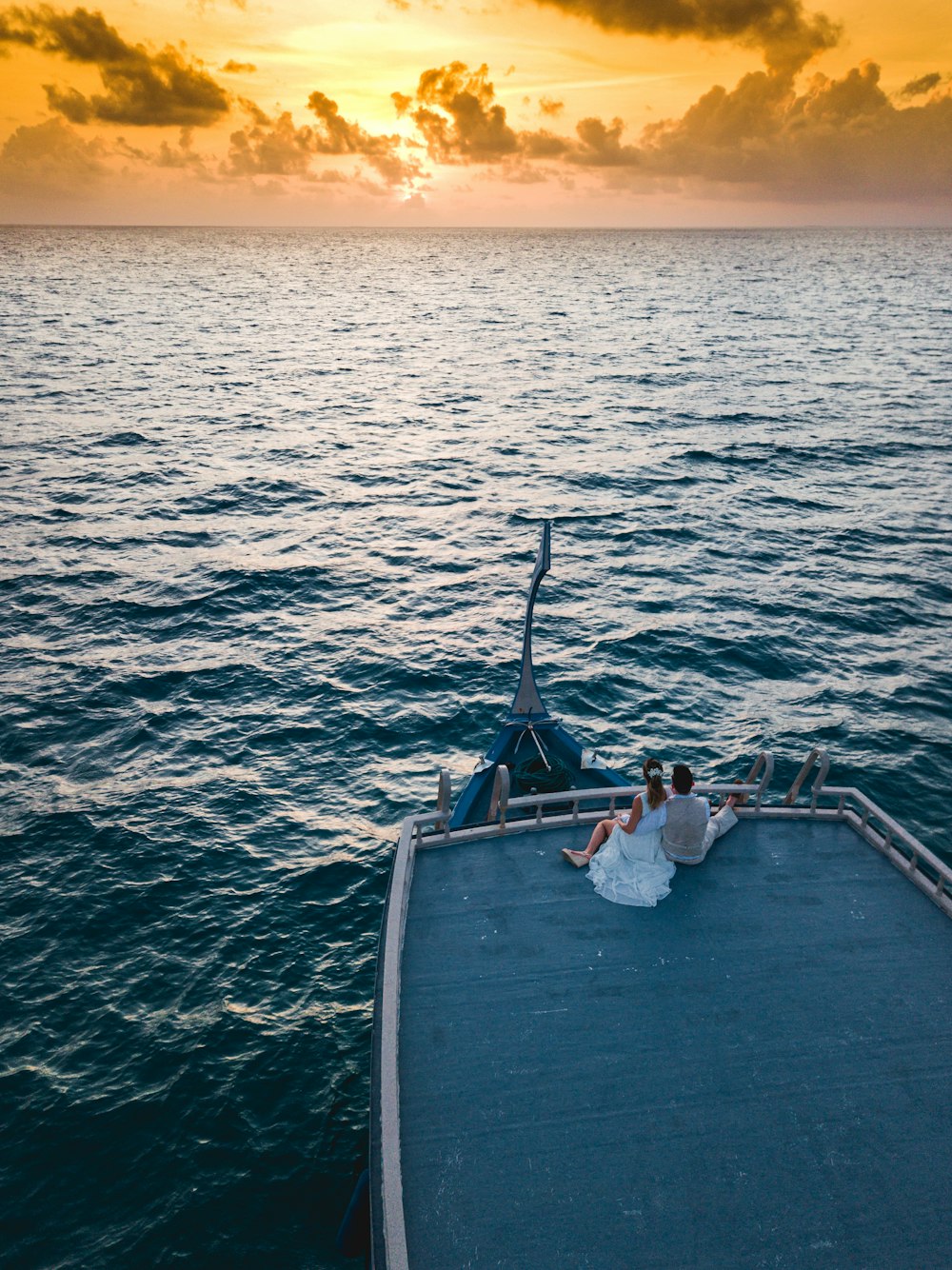 barco blanco y negro en el mar durante la puesta del sol