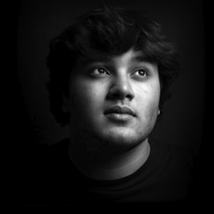 Black and white portrait of Kevin Emmanuel immersed in a soulful moment of worship.