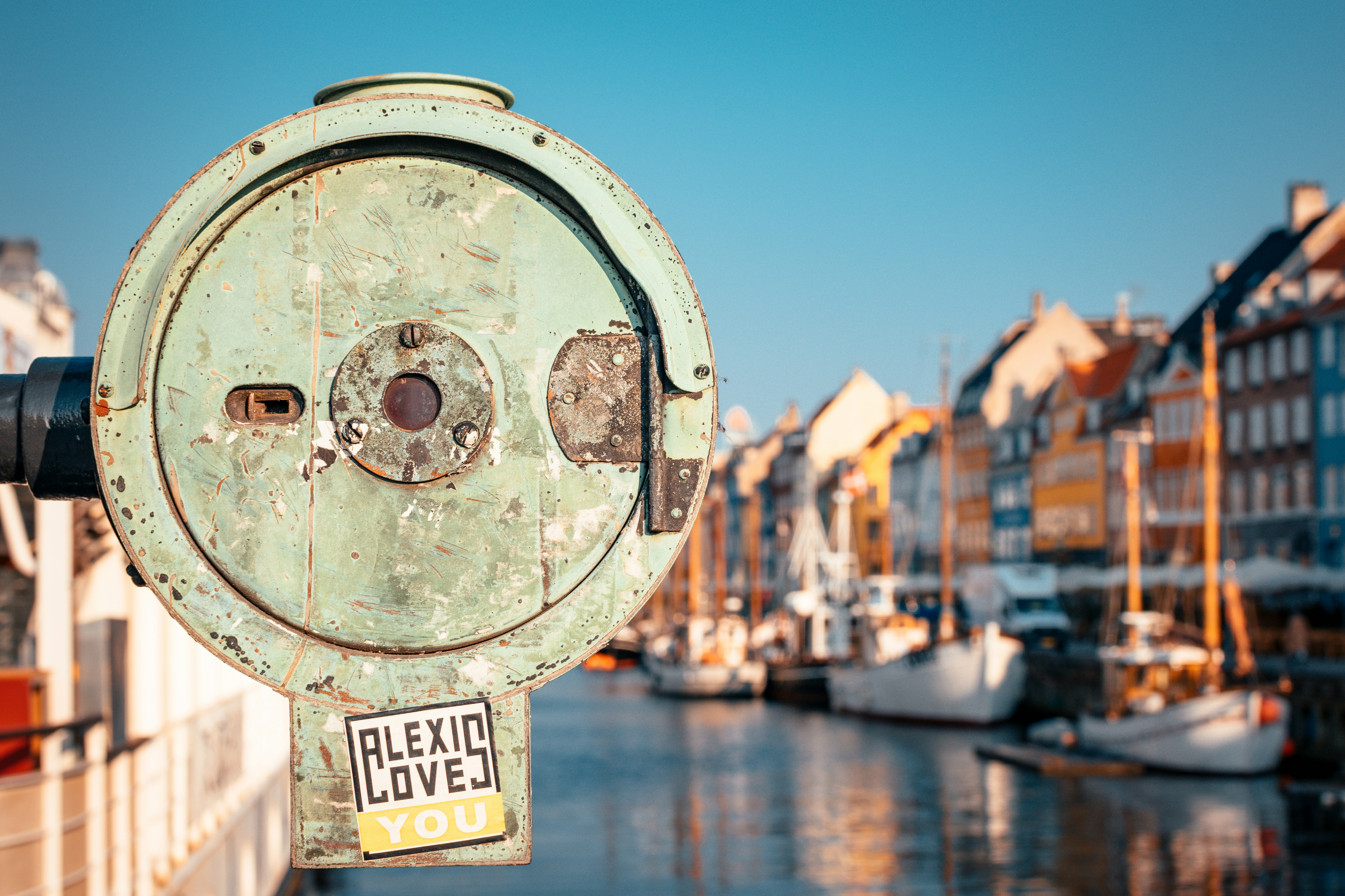 Dispositivo rotondo bianco e blu