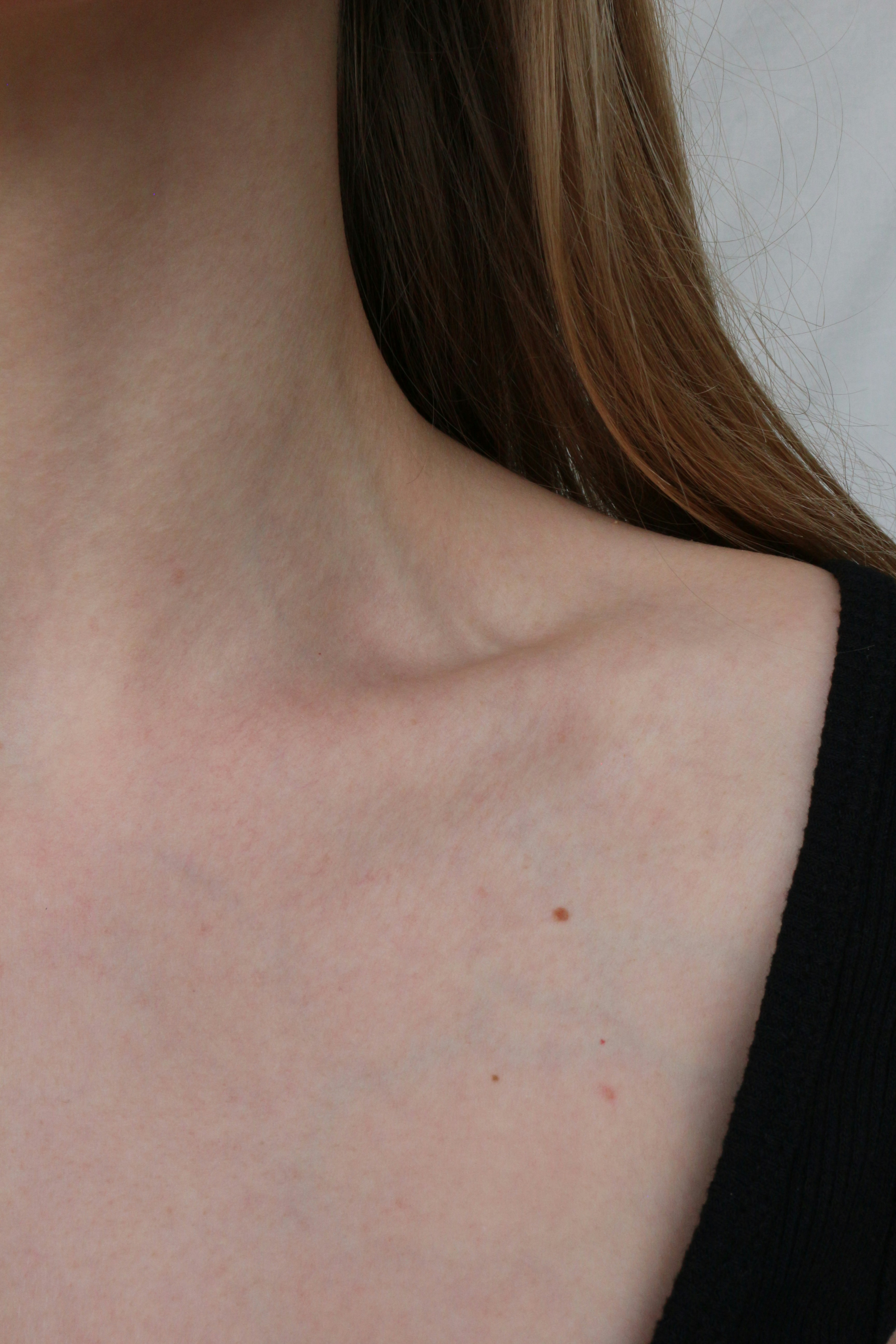 femme en débardeur noir