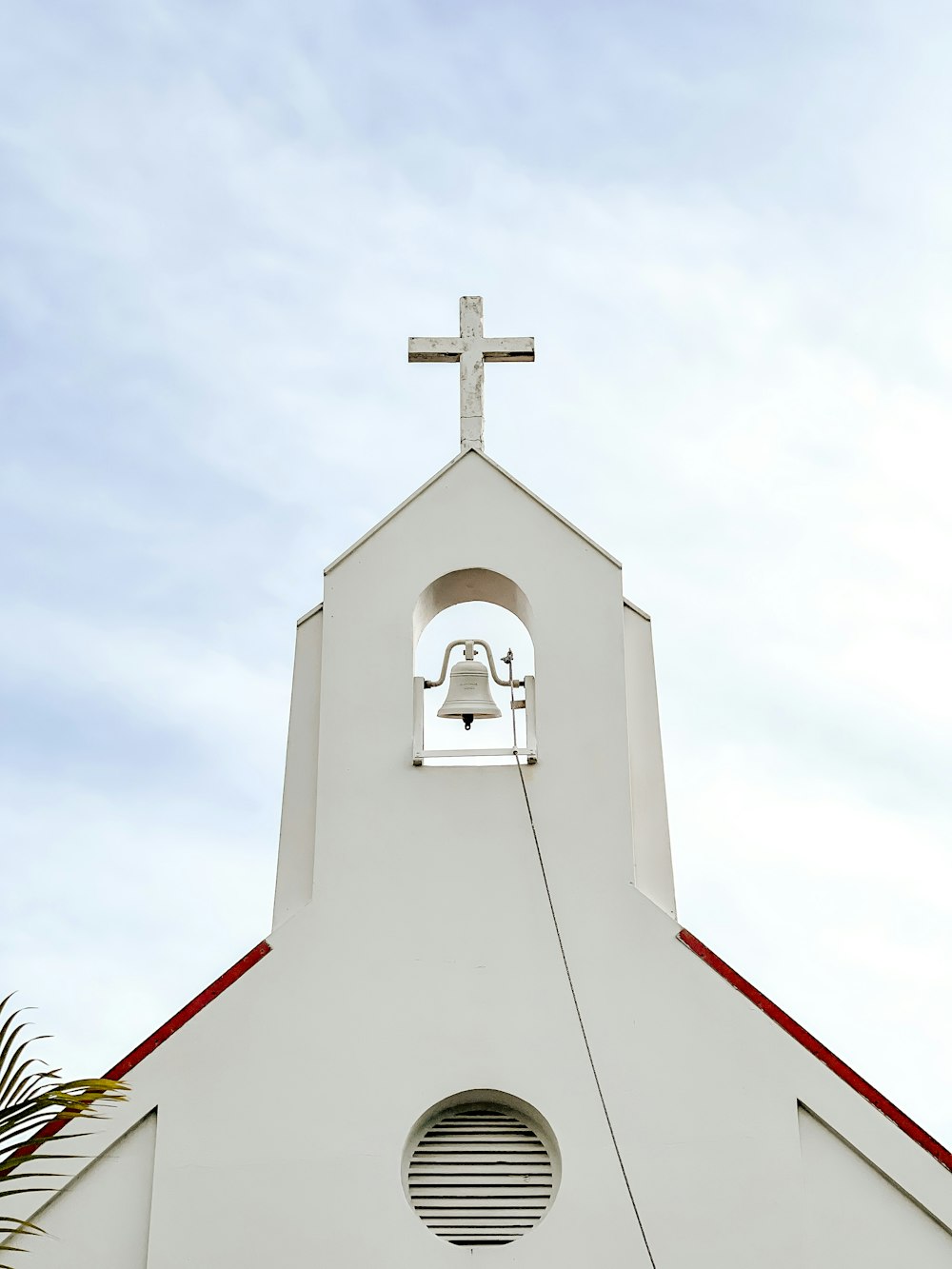 Iglesia de hormigón blanco y rojo