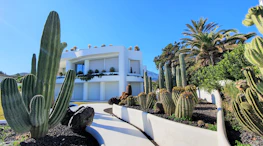 Outdoor view of Copper Canyon Family Medicine clinic with clear blue skies in Scottsdale.