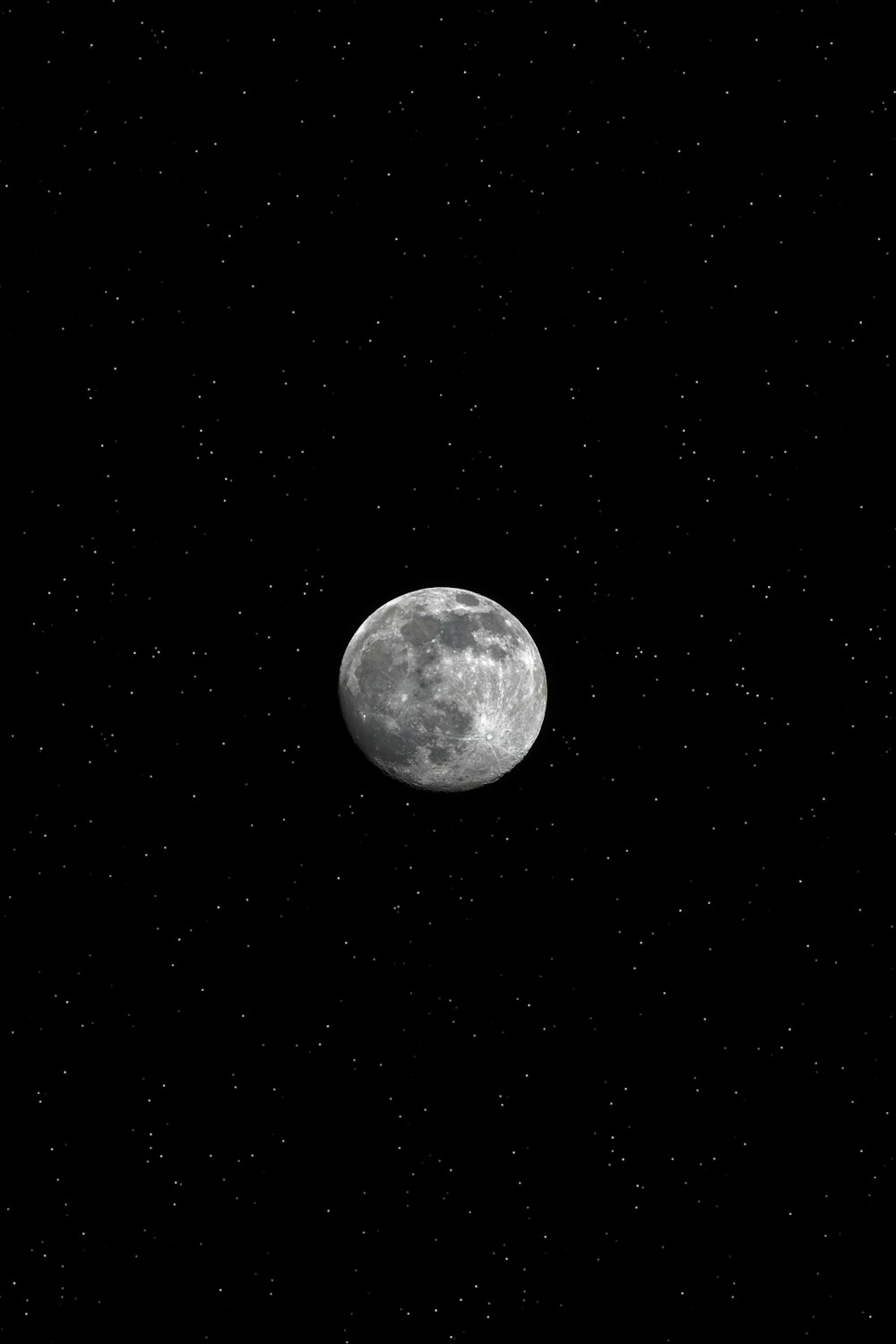 pleine lune dans le ciel nocturne