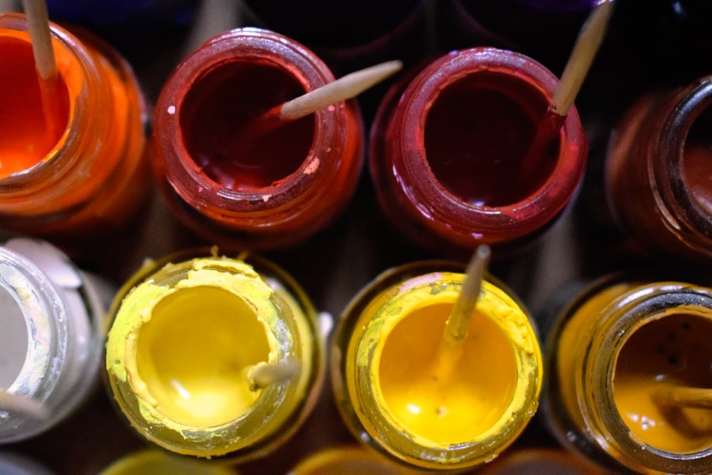 liquido rosso e giallo in bicchiere trasparente