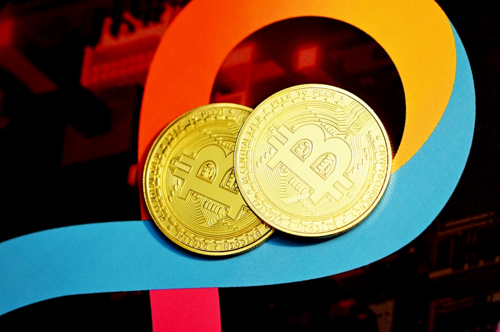Moneda redonda de oro en caja azul y naranja