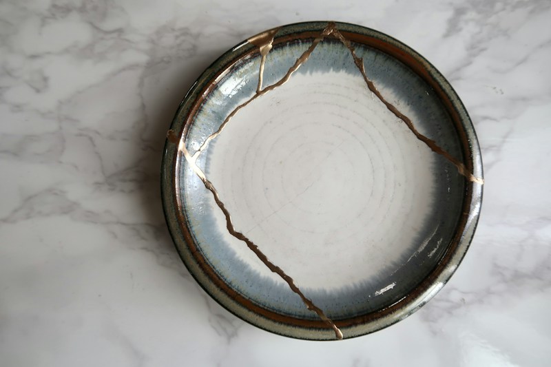 Ciotola in ceramica con crepe dorate Kintsugi