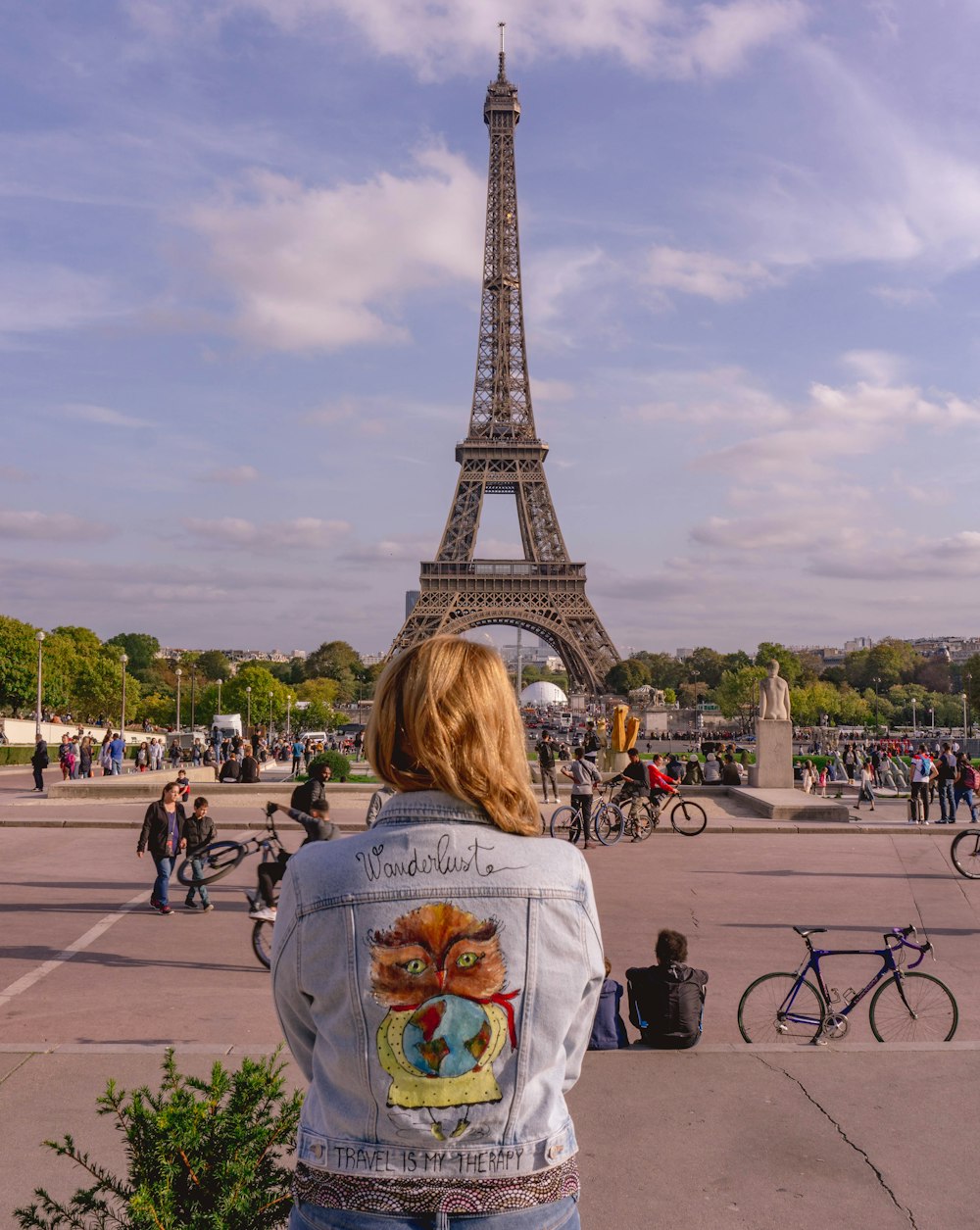 Personas sentadas en un banco cerca de la Torre Eiffel durante el día