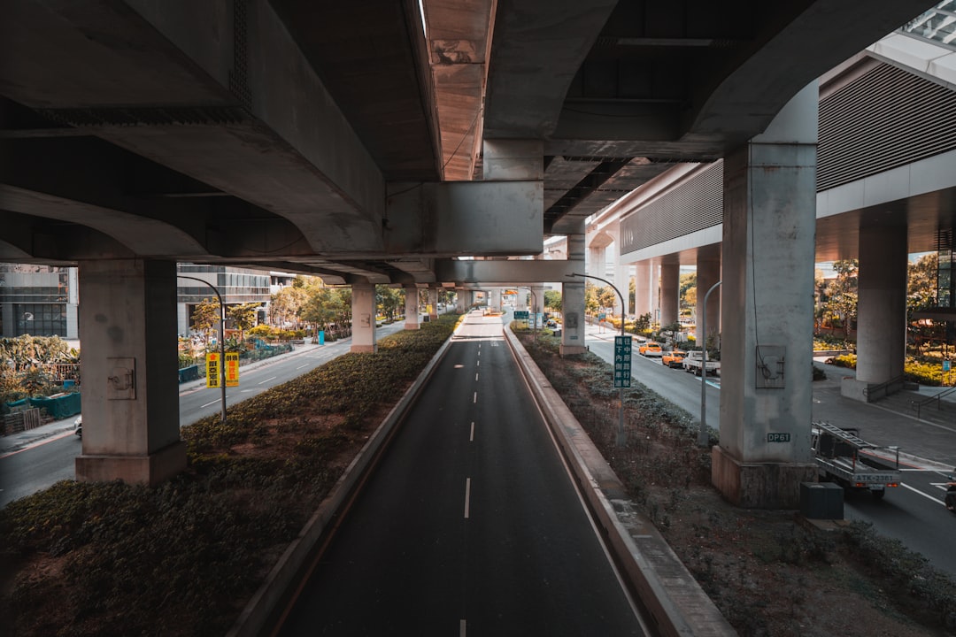 train rail road during daytime