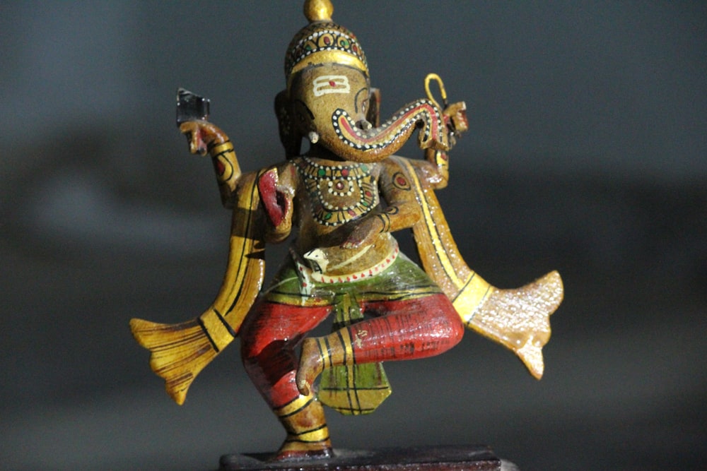 Figurine de divinité hindoue dorée et rouge