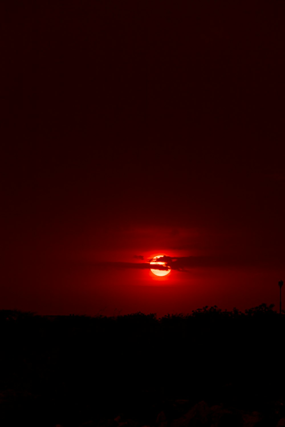 Silhouette des Berges bei Sonnenuntergang