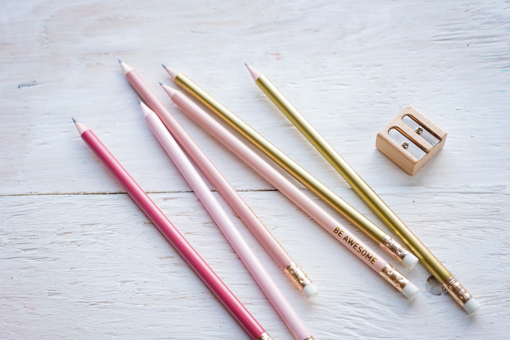 matite rosa e bianche sul tavolo bianco