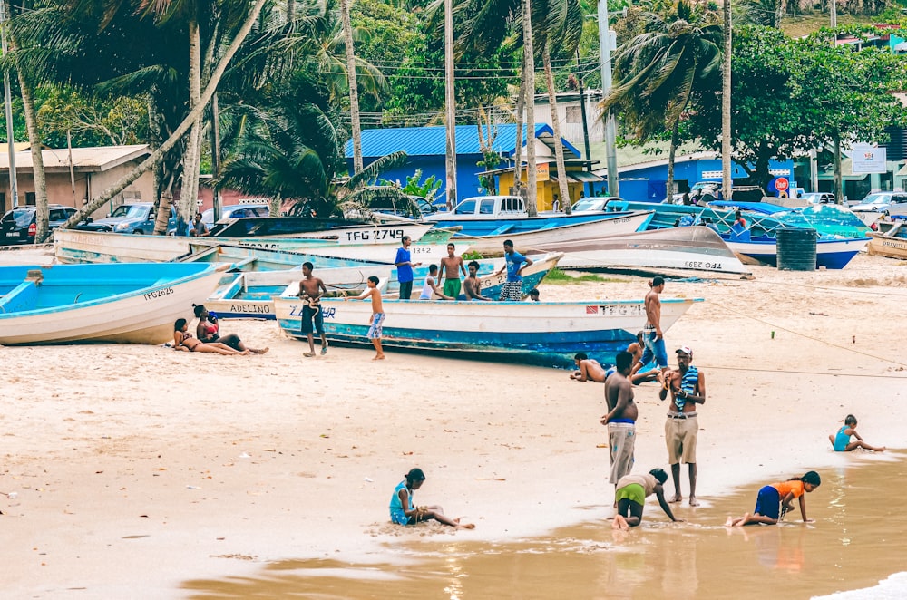 Gente en la playa durante el día