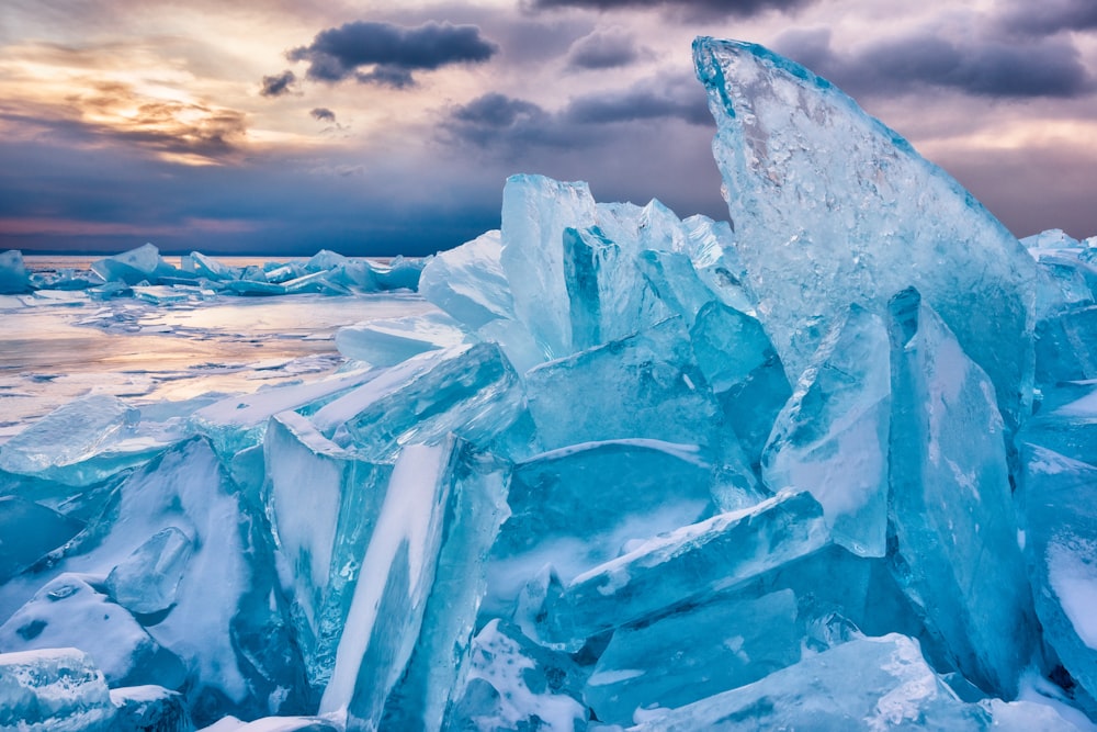 Formación de hielo bajo nubes grises